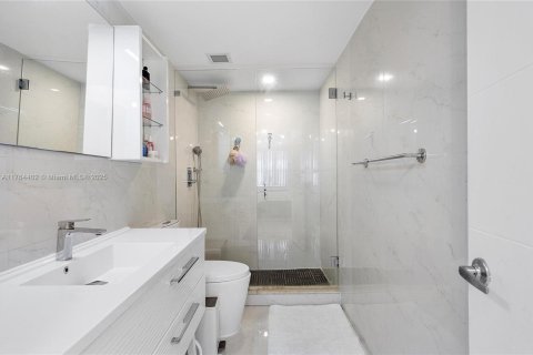 Condo in Hallandale Beach, Florida, 2 bedrooms  № 1940914 - photo 4
