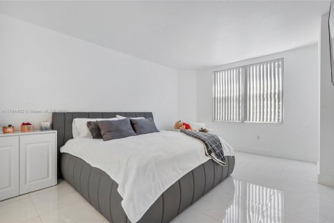 Condo in Hallandale Beach, Florida, 2 bedrooms  № 1940914 - photo 13