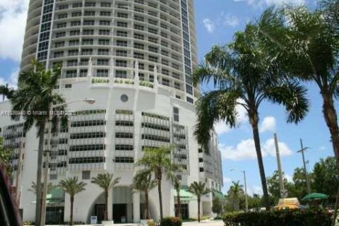 Condo in Miami, Florida, 2 bedrooms № 1822092 - photo 4