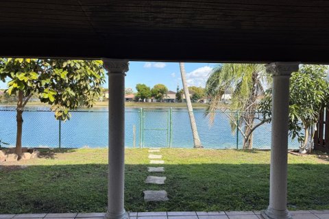 Villa ou maison à vendre à Miami, Floride: 4 chambres, 178.93 m2 № 2025721 - photo 2