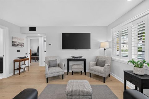 Condo in Saint Petersburg, Florida, 2 bedrooms № 2387317 - photo 4