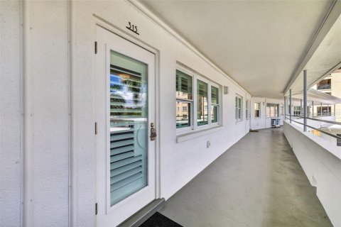 Condo in Saint Petersburg, Florida, 2 bedrooms № 2387317 - photo 2