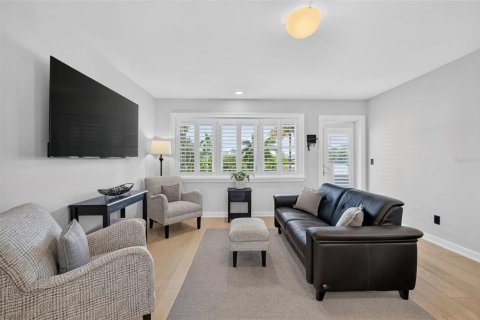 Condo in Saint Petersburg, Florida, 2 bedrooms № 2387317 - photo 3