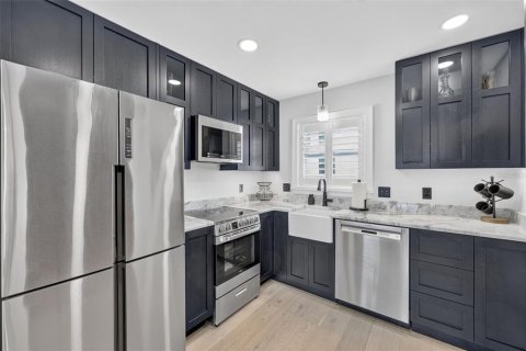 Condo in Saint Petersburg, Florida, 2 bedrooms № 2387317 - photo 8