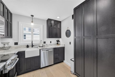 Condo in Saint Petersburg, Florida, 2 bedrooms № 2387317 - photo 9