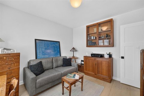 Condo in Saint Petersburg, Florida, 2 bedrooms № 2387317 - photo 17