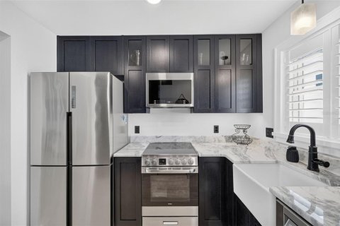 Condo in Saint Petersburg, Florida, 2 bedrooms № 2387317 - photo 10