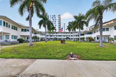 Condo in Saint Petersburg, Florida, 2 bedrooms № 2387317 - photo 26