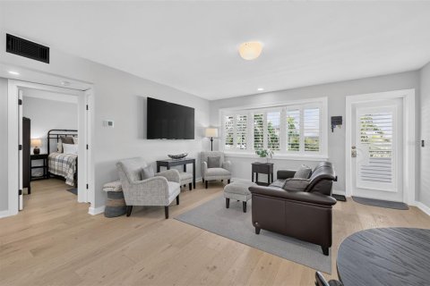Condo in Saint Petersburg, Florida, 2 bedrooms № 2387317 - photo 11