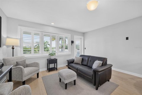 Condo in Saint Petersburg, Florida, 2 bedrooms № 2387317 - photo 5