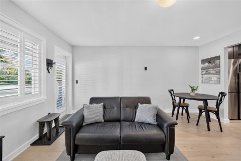 Condo in Saint Petersburg, Florida, 2 bedrooms № 2387317 - photo 6