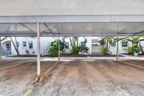 Condo in Saint Petersburg, Florida, 2 bedrooms № 2387317 - photo 18
