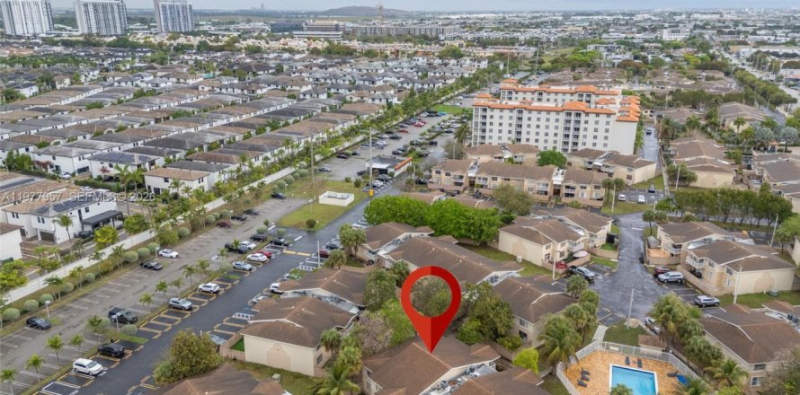 Condo à Doral, Floride, 2 chambres  № 2046817