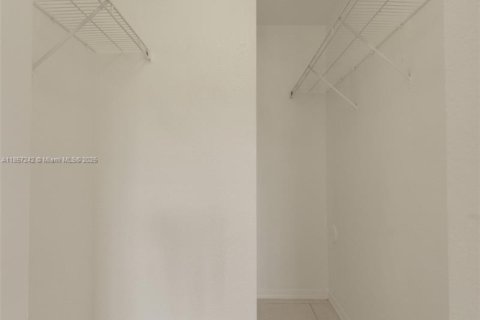 Condo in Hialeah, Florida, 3 bedrooms  № 1888905 - photo 13