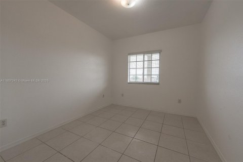 Condo in Hialeah, Florida, 3 bedrooms  № 1888905 - photo 18