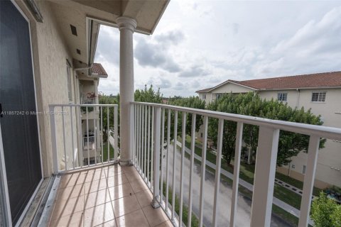 Condo in Hialeah, Florida, 3 bedrooms  № 1888905 - photo 15