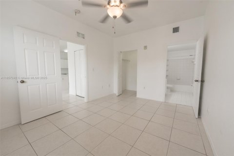 Condo in Hialeah, Florida, 3 bedrooms  № 1888905 - photo 11