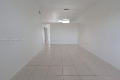 Condo in Hialeah, Florida, 3 bedrooms  № 1888905 - photo 2