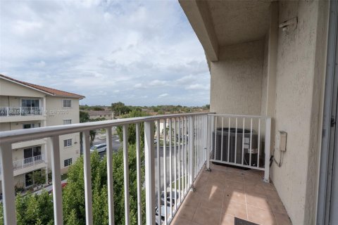 Condo in Hialeah, Florida, 3 bedrooms  № 1888905 - photo 16