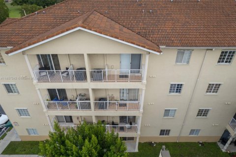 Condo in Hialeah, Florida, 3 bedrooms  № 1888905 - photo 17