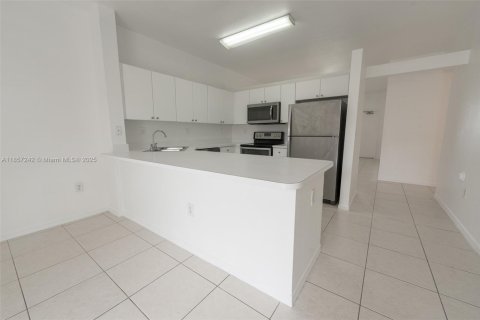 Condo in Hialeah, Florida, 3 bedrooms  № 1888905 - photo 1