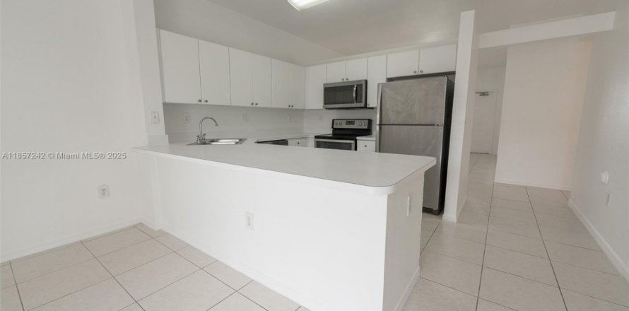 Condo in Hialeah, Florida, 3 bedrooms № 1888905