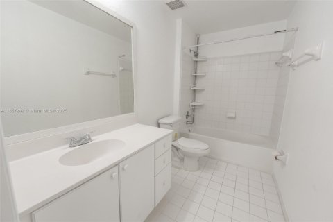 Condo in Hialeah, Florida, 3 bedrooms  № 1888905 - photo 14
