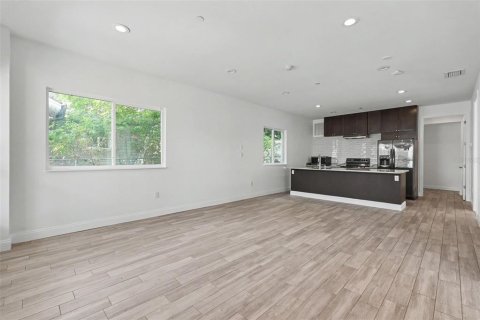 House in Saint Petersburg, Florida 4 bedrooms, 240.8 sq.m. № 2237133 - photo 9