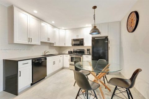 Condo in Pompano Beach, Florida, 2 bedrooms  № 1860650 - photo 4