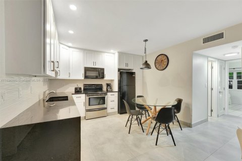 Condo in Pompano Beach, Florida, 2 bedrooms  № 1860650 - photo 5