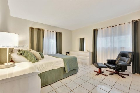 Condo in Pompano Beach, Florida, 2 bedrooms  № 1860650 - photo 9