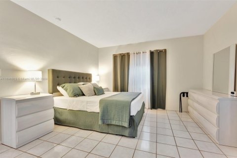 Condo in Pompano Beach, Florida, 2 bedrooms  № 1860650 - photo 11