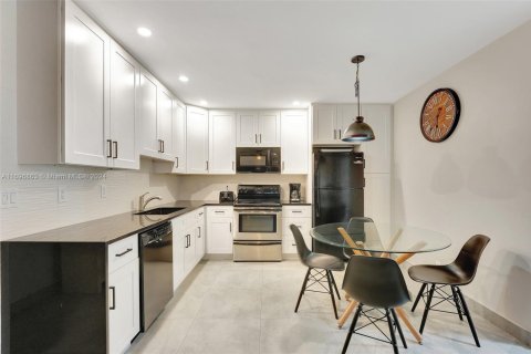 Condo in Pompano Beach, Florida, 2 bedrooms  № 1860650 - photo 3