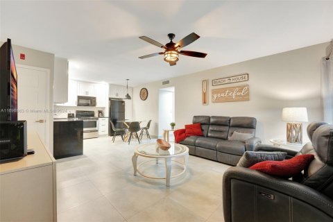 Condo in Pompano Beach, Florida, 2 bedrooms  № 1860650 - photo 1