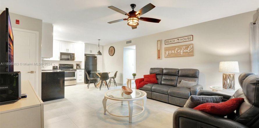 Condo in Pompano Beach, Florida, 2 bedrooms № 1860650