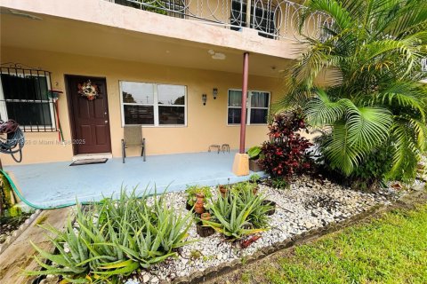 Condominio en venta en Hialeah, Florida, 1 dormitorio № 1981674 - foto 7