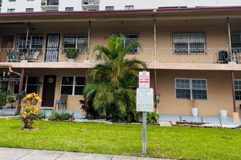 Condominio en venta en Hialeah, Florida, 1 dormitorio № 1981674 - foto 1