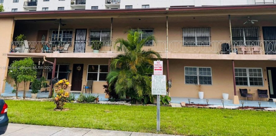 Condominio en Hialeah, Florida, 1 dormitorio  № 1981674
