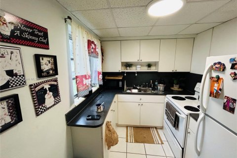 Condominio en venta en Hialeah, Florida, 1 dormitorio № 1981674 - foto 11