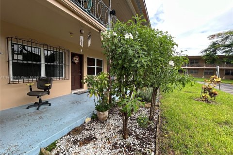 Condominio en venta en Hialeah, Florida, 1 dormitorio № 1981674 - foto 4