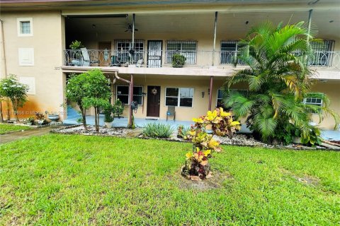 Condominio en venta en Hialeah, Florida, 1 dormitorio № 1981674 - foto 3