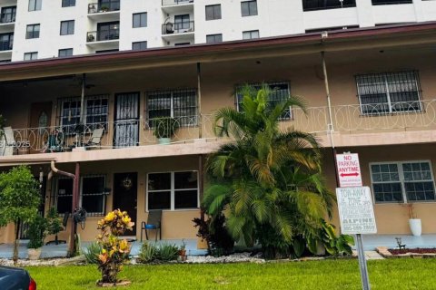 Condominio en venta en Hialeah, Florida, 1 dormitorio № 1981674 - foto 2
