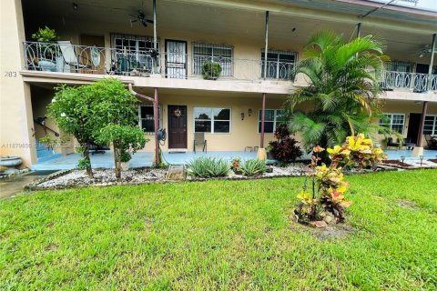 Condominio en venta en Hialeah, Florida, 1 dormitorio № 1981674 - foto 6