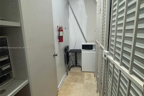 Propiedad comercial en venta en Doral, Florida № 1981743 - foto 12