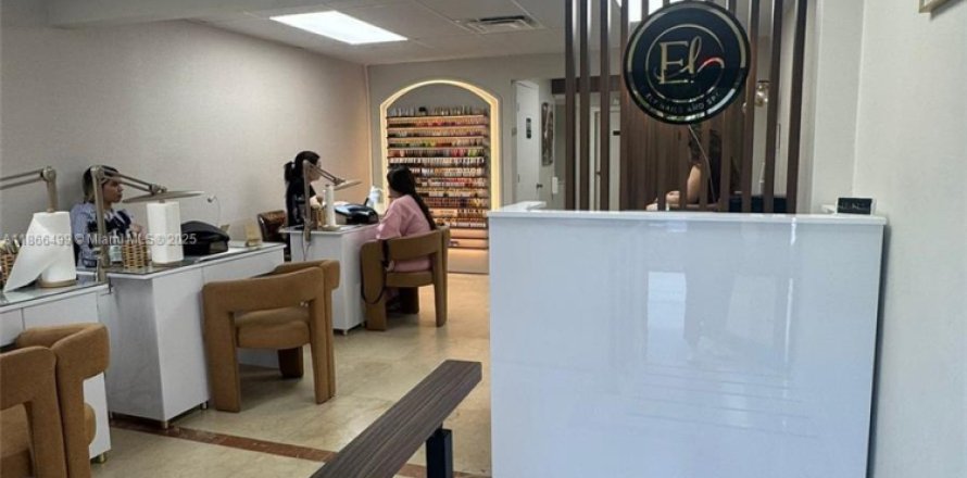 Propiedad comercial en Doral, Florida № 1981743