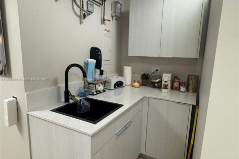 Propiedad comercial en venta en Doral, Florida № 1981743 - foto 10