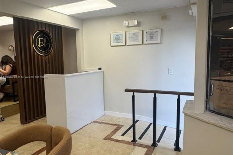 Propiedad comercial en venta en Doral, Florida № 1981743 - foto 5