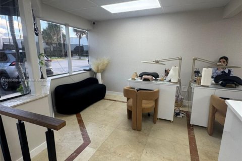 Propiedad comercial en venta en Doral, Florida № 1981743 - foto 2
