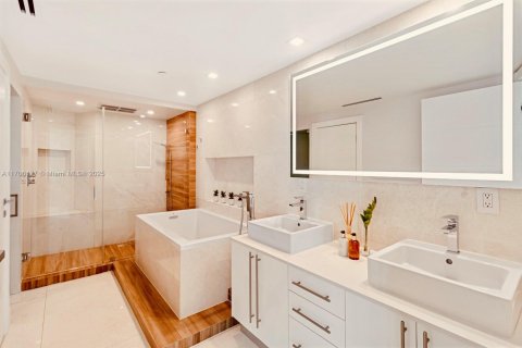 Condo in Miami, Florida, 2 bedrooms  № 1859890 - photo 15