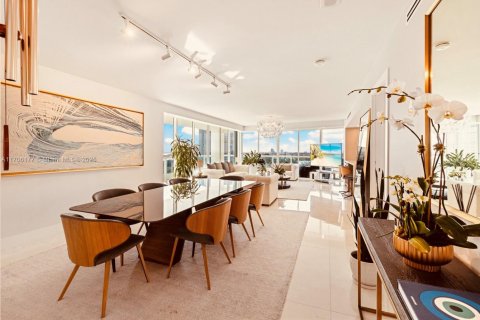 Condo in Miami, Florida, 2 bedrooms  № 1859890 - photo 1